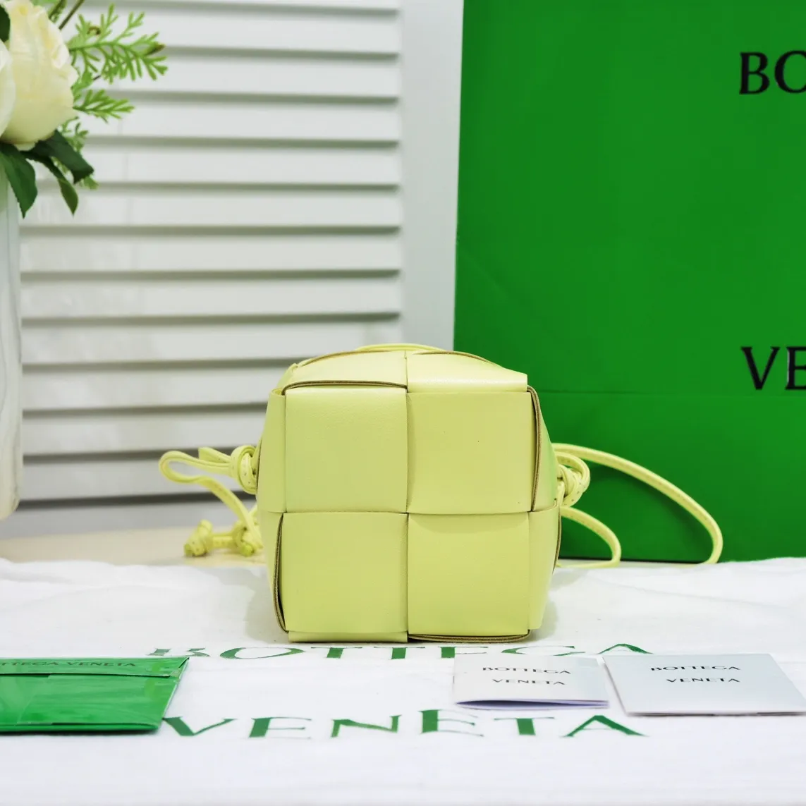 Small lemon yellow 🔻Bottega veneta* new woven small bucket bag latest series# The square bag shape is matched with classic woven elements, drawstring design, minimalism, and has a very large capacity. Every color is beautiful, it is simple and elegant but has a cool style. It can be used by both men and women, and the upper body is fashionable and classy! Style number: 6611# Large size: 14*9*9cm